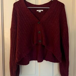 an american eagle maroon cropped sweater with buttons. size S